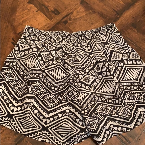 Miama black And white patterned shorts - Picture 3 of 3